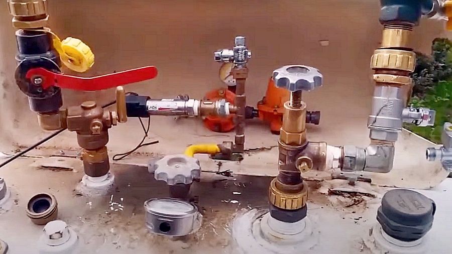 Prueba de emisiones acústica a depósito de gas. Válvulas conexión