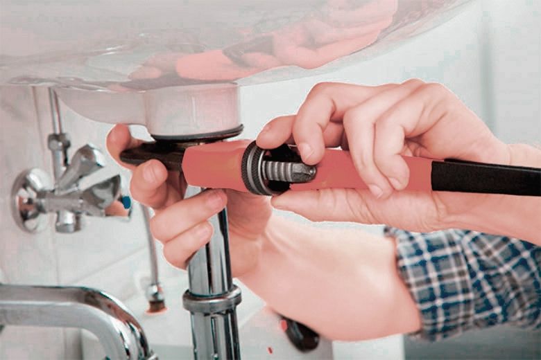 nuestro-fontanero-en-reparacion-desague-lavabo Fontanería